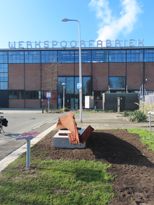 912474 Gezicht op de ingang van het Museum Zuilen in de Werkspoorfabriek (Schaverijstraat 13) te Utrecht, met op de ...